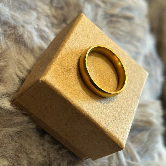 Ladies 18kt solid yellow gold 4mm classic dome wedding band NWT 7.5